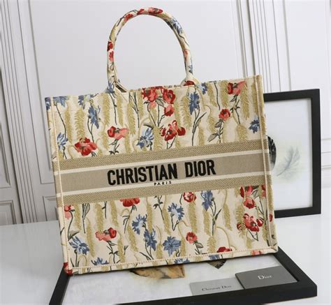 dior book tote 名前